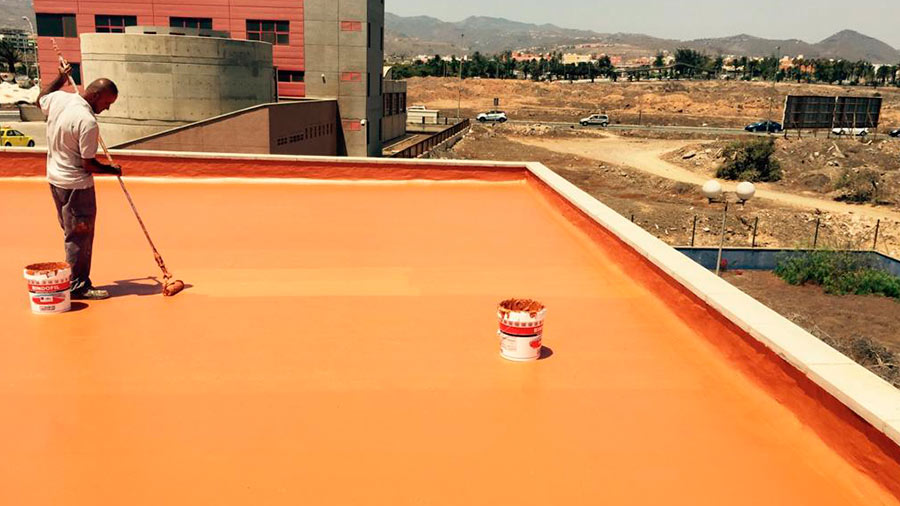 I. E. Mantenimientos Canarios hombre pintando techo
